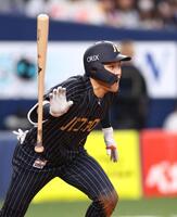 　４回、右前に適時打を放つ麦谷（撮影・山口登）