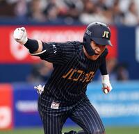 　４回、麦谷は右前に適時打を放ちガッツポーズを見せる（撮影・山口登）