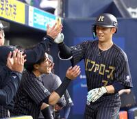 　２回、西川は先制ソロを放ちナインの出迎えに笑顔を見せる（撮影・山口登）