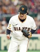 　７回、代打堂林を空振り三振に仕留め、雄たけびを上げる山崎