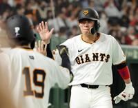 　６回裏を終え、山崎（左）らとタッチを交わす増田陸