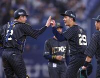 　田嶋（右）は完封勝利を飾りウイニングボールを手に若月とタッチする（撮影・山口登）