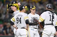 　４回、先制を許した東浜（左端）のもとに集まるソフトバンクナイン