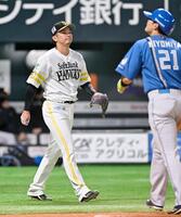 　４回、万波の二塁打で先制を許した東浜。右は生還した清宮幸