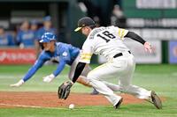 　４回、水野のスクイズで投手・東浜が捕球できず失策となる。後方は生還する三走石井