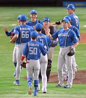 　ソフトバンクに勝利し笑顔を見せる日本ハムナイン