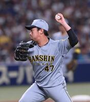 　９回、山本のバントを本塁へ送球してアウトにする桐敷（撮影・北村雅宏）