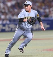 　９回、ロドリゲスの犠打に対応する桐敷（撮影・北村雅宏）
