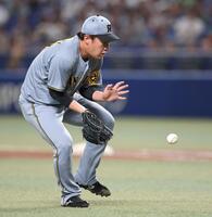 　９回、山本の打球を処理する桐敷（撮影・中田匡峻）