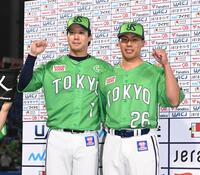 　今季初勝利を挙げた山野（右）とお立ち台でガッツポーズを決める山田（撮影・開出牧）