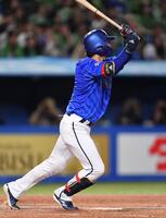 　４回、同点の中越えソロを放つ度会（撮影・開出牧）