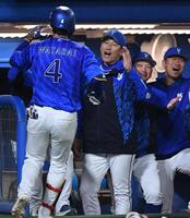 　４回、同点の中越えソロを放った度会（手前）とタッチを交わす三浦監督（中央）＝撮影・開出牧