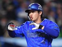 　４回、同点の中越えソロを放ちタッチを交わす度会（撮影・開出牧）