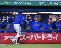 　４回、同点の中越えソロを放ちナインとタッチを交わす度会（手前）＝撮影・開出牧