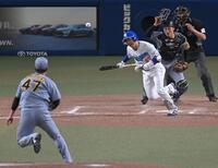 　９回、２死満塁からバントする山本（撮影・飯室逸平）