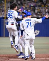 　１１回、サヨナラ犠飛を放ちロドリゲス（左）に祝福されるカリステ（中央）