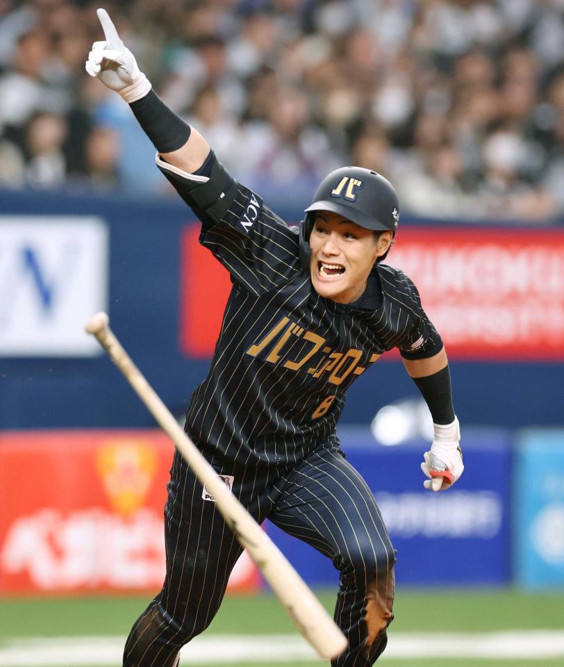 　９回、サヨナラ打を放ち、右手を掲げる麦谷（撮影・山口登）