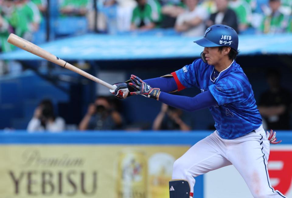 　５回、右前に勝ち越し適時打を放つ度会（撮影・金田祐二）