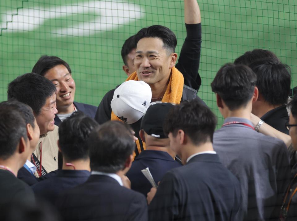 　練習を終え、笑顔で報道陣と話す田中将（撮影・西岡正）