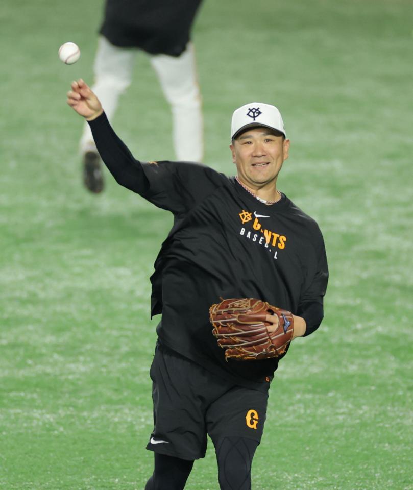 　キャッチボールで調整する田中将（撮影・西岡正）