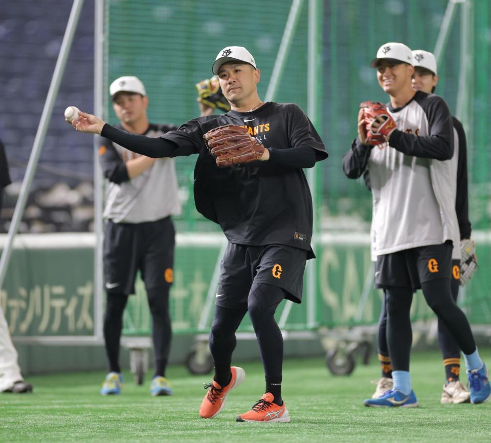 　ノックを受ける田中将（手前）＝撮影・西岡正