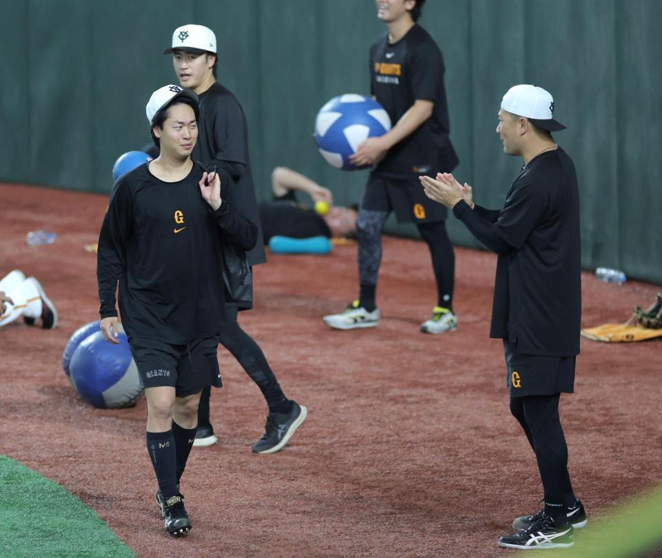 　送り出す田中将（右）を見る山崎（撮影・西岡正）