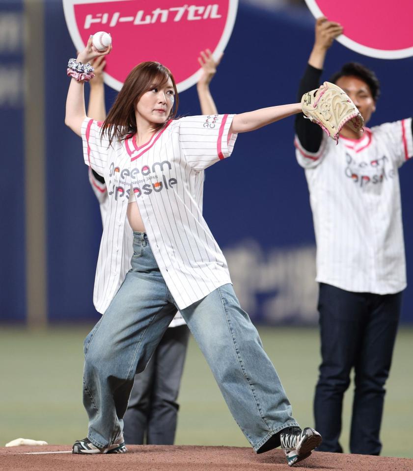 　始球式を行う松井珠理奈（撮影・中田匡峻）