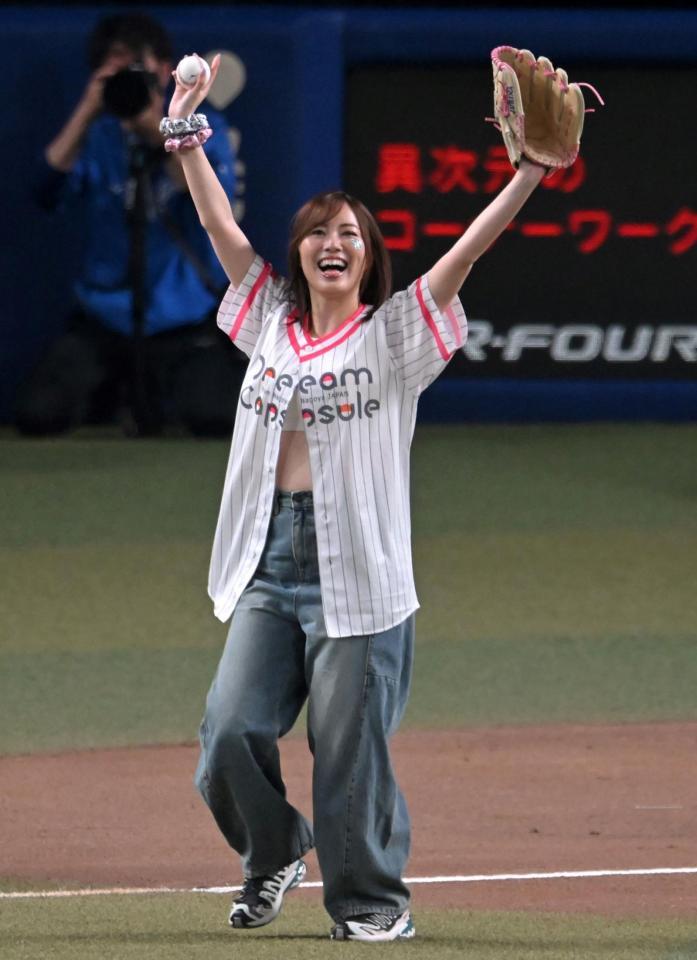 　始球式を務めた松井珠理奈（撮影・飯室逸平）