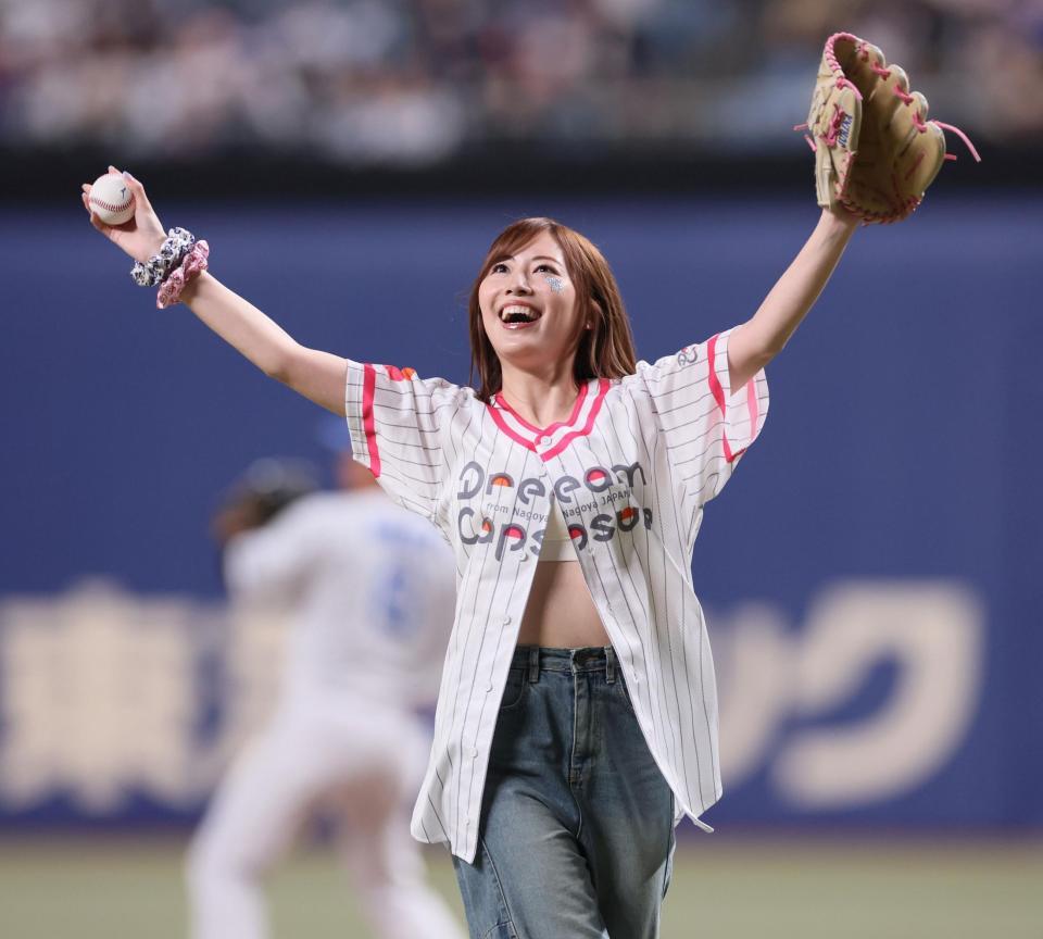 　始球式を務め、ファンの歓声に応える松井珠理奈（撮影・北村雅宏）