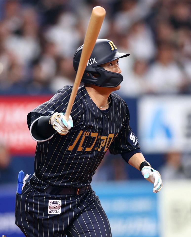 　２回、右中間に先制ソロを放つ西川（撮影・山口登）