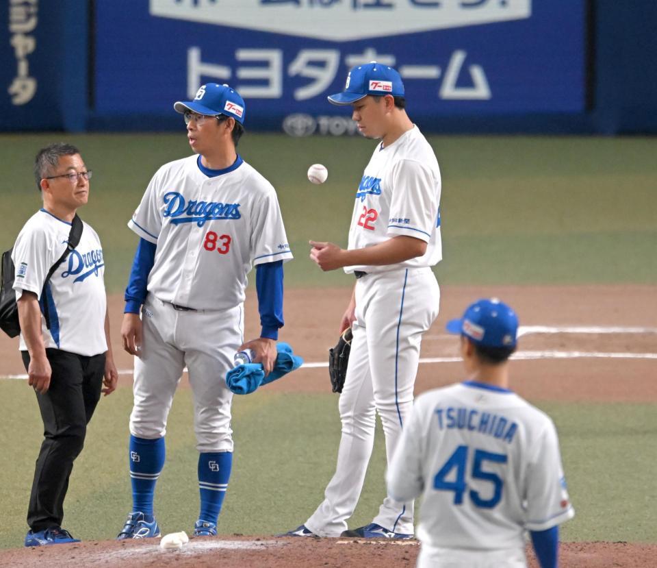　６回途中で降板を告げられる大野（右）＝撮影・飯室逸平