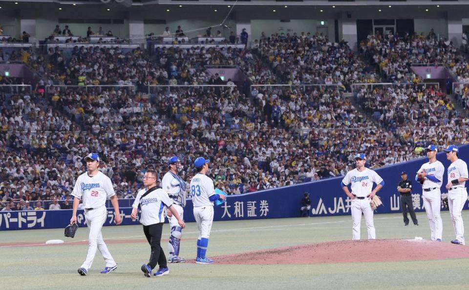 　６回途中、交代を告げられてマウンドを降りる大野（左端）＝撮影・北村雅宏