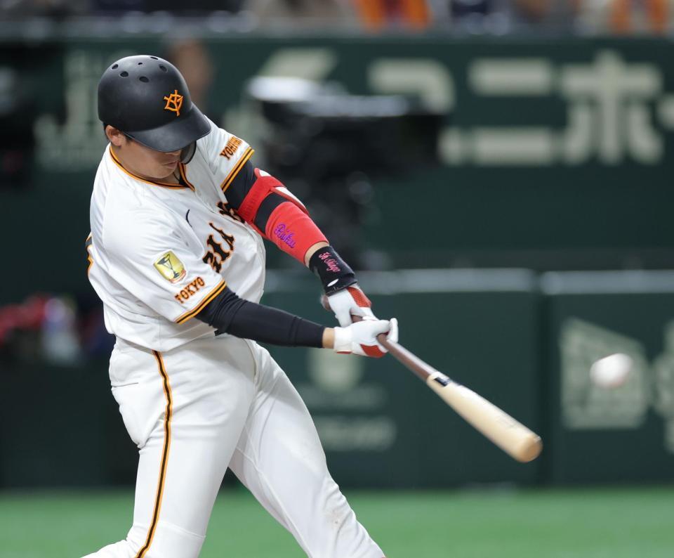 　６回、左翼線に先制二塁打を放つ増田陸（撮影・西岡正）