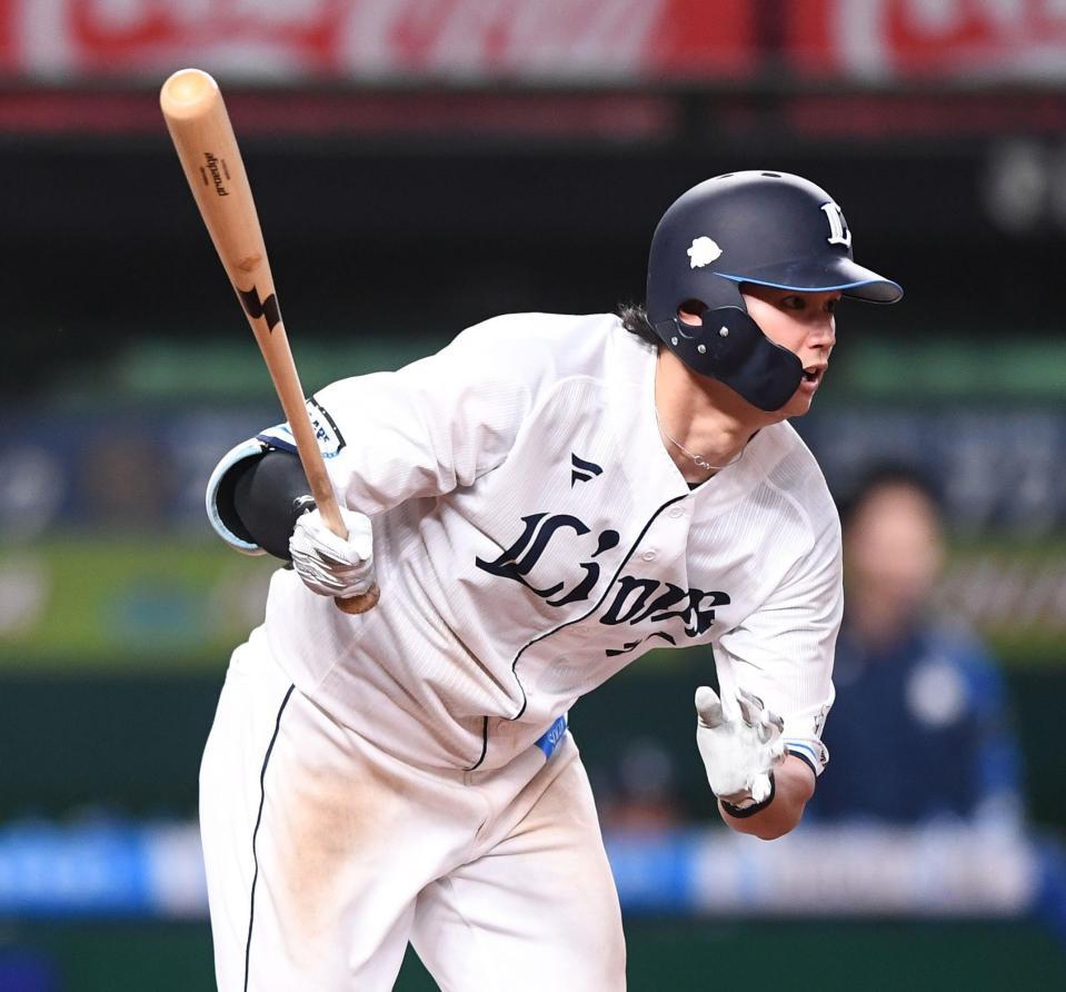 　７回、右前適時打を放った西川（撮影・園田高夫）