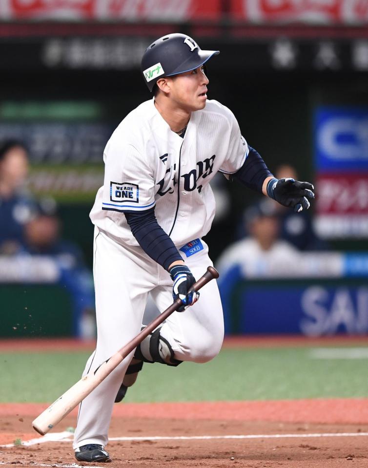 　１回、右中間に先制２点適時三塁打を放った渡部聖（撮影・園田高夫）