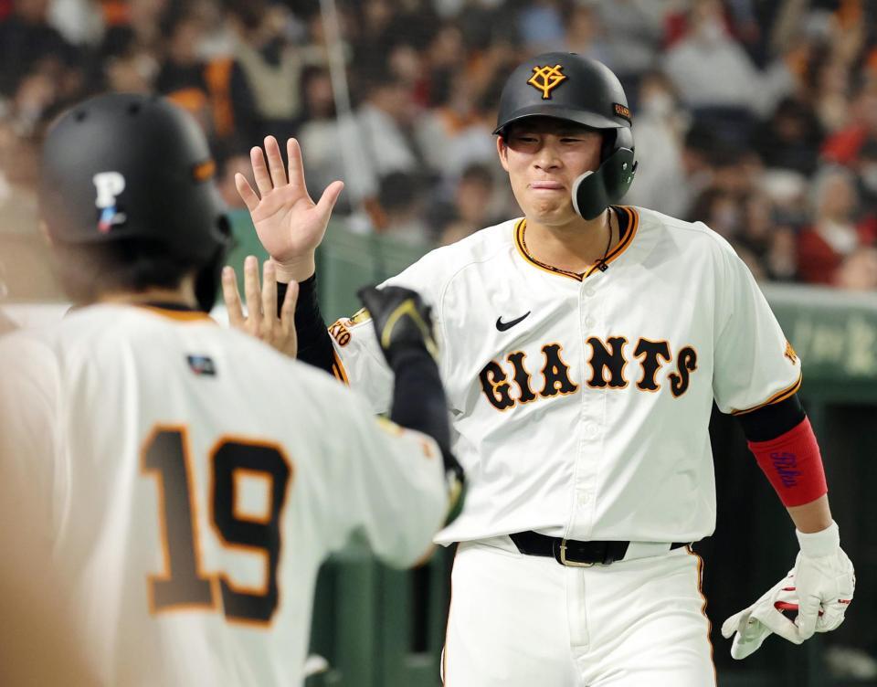 　６回裏を終え、山崎（左）らとタッチを交わす増田陸