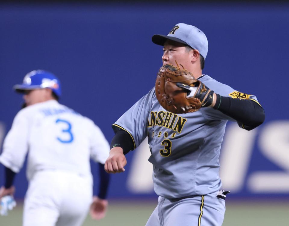 　６回、本盗を狙う三走・細川をタッチアウトにする大山（右）＝撮影・北村雅宏