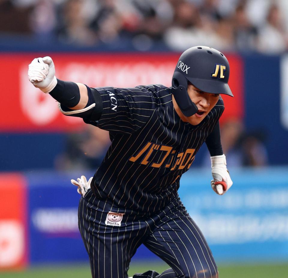 　４回、麦谷は右前に適時打を放ちガッツポーズを見せる（撮影・山口登）