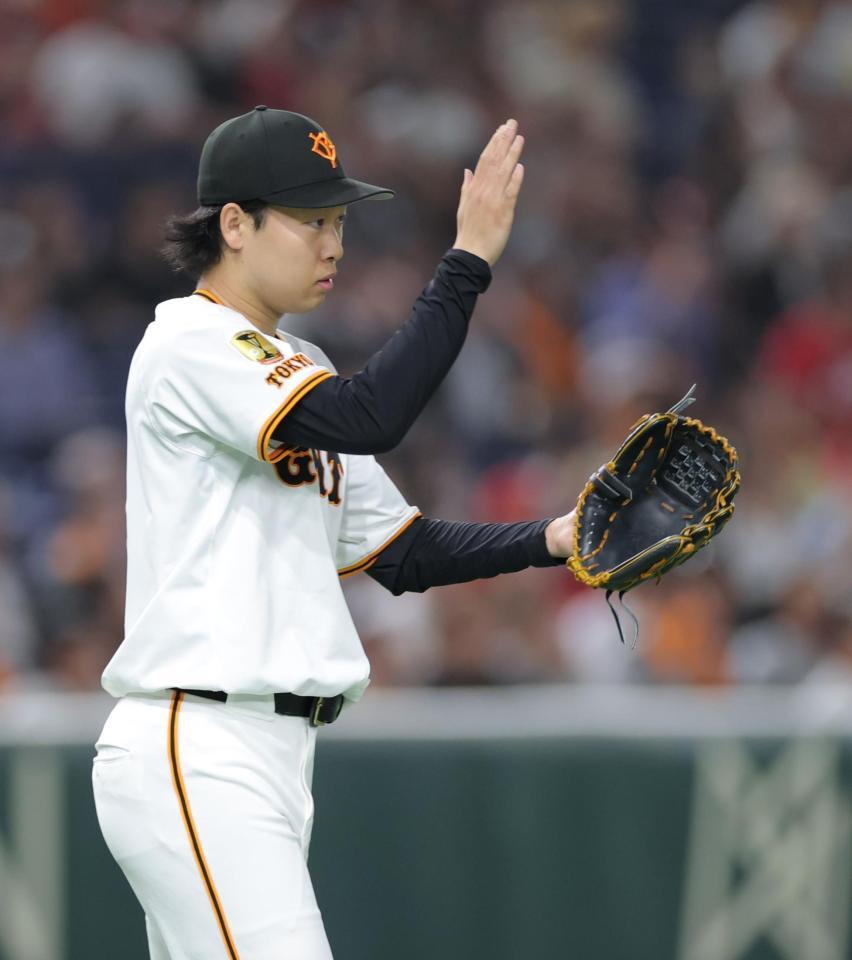 　４回、開幕から３２イニング無失点のセ・リーグ記録を更新し、グラブをたたく山崎（撮影・西岡正）  