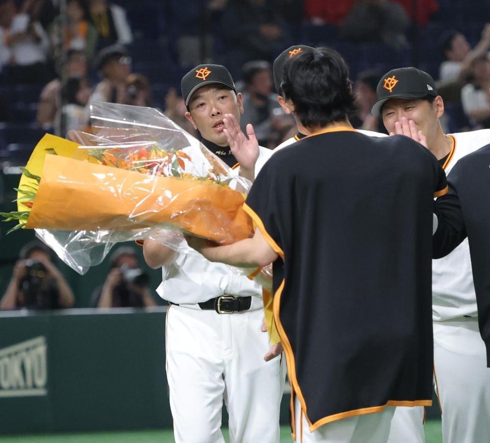 　山崎（手前）を祝福する阿部監督（撮影・西岡正）