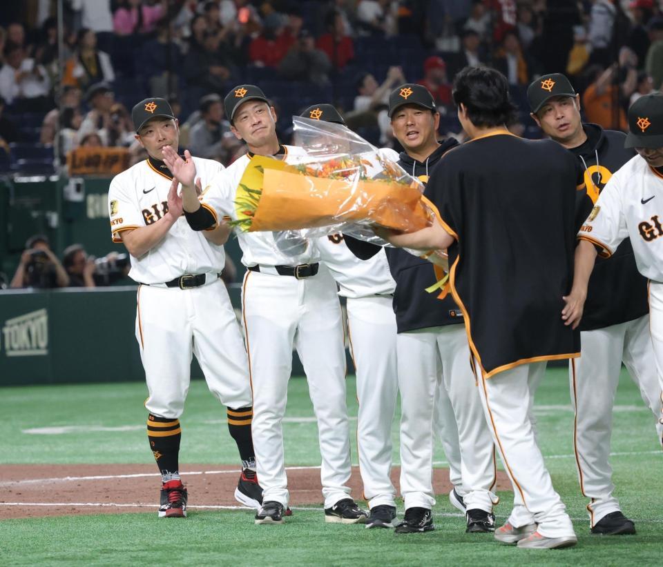 　山崎（右）を祝福する阿部監督（左）＝撮影・西岡正