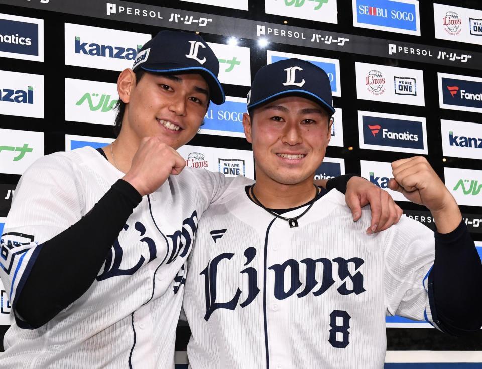 　打のヒーローの西川（左）と渡部聖が笑顔でガッツポーズをする（撮影・園田高夫）