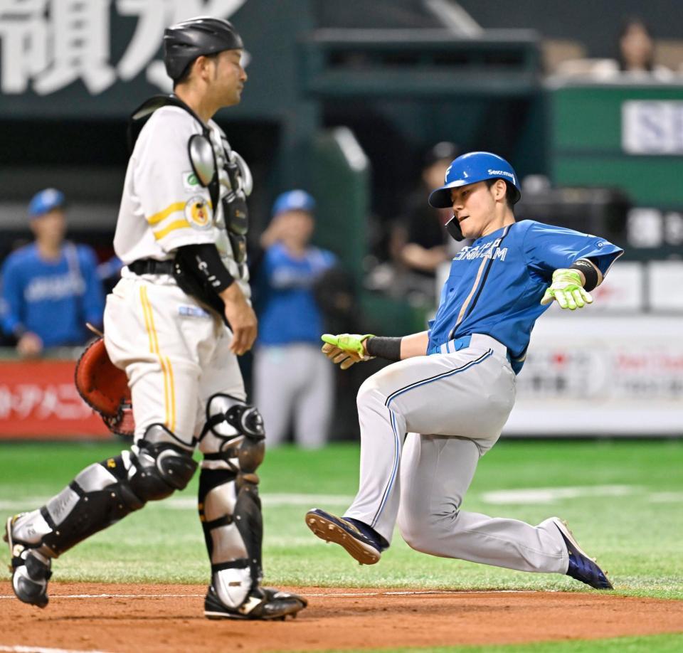 　４回、万波の先制二塁打で生還する一走清宮幸。捕手嶺井