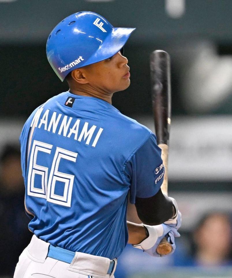 　４回、万波が右中間に先制二塁打を放つ