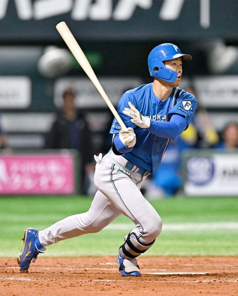 　４回、石井が右越えに適時二塁打を放つ