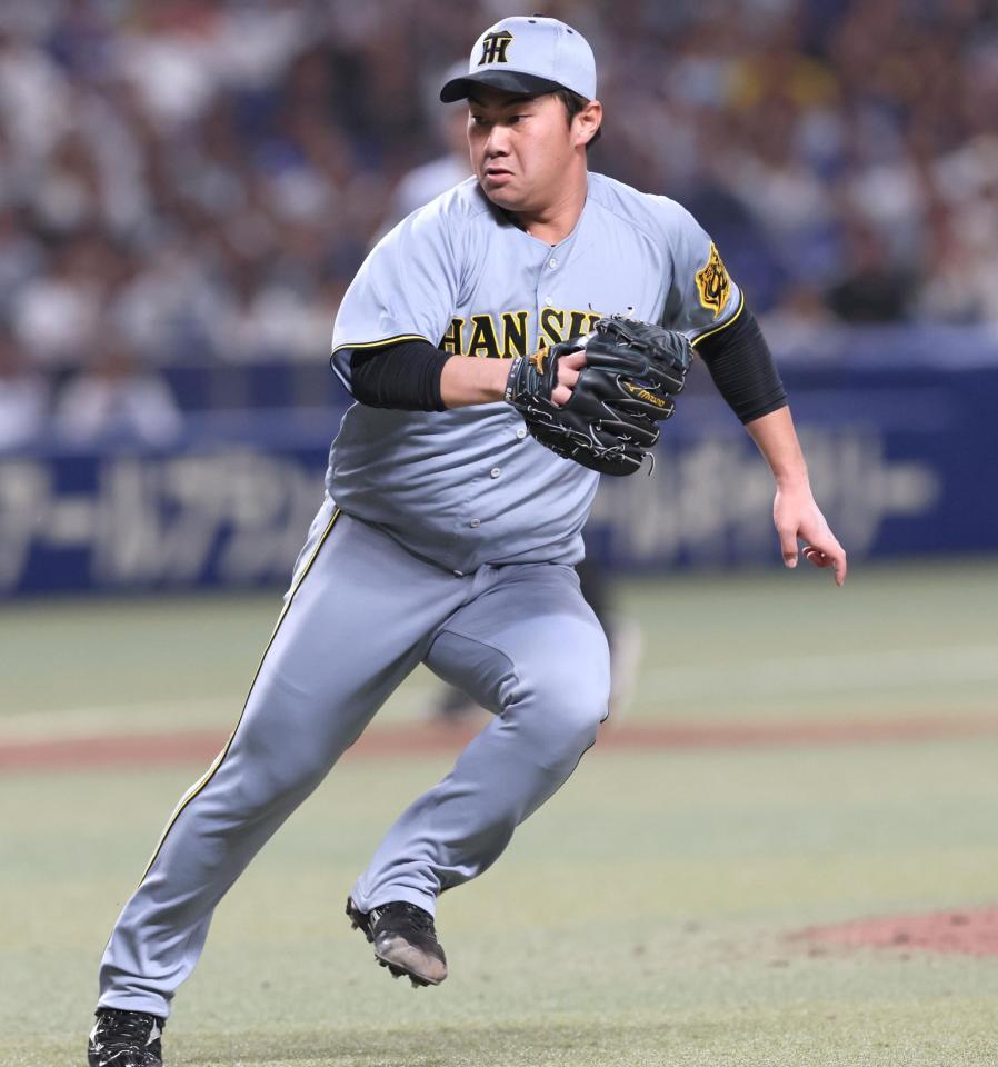 　９回、ロドリゲスの犠打に対応する桐敷（撮影・北村雅宏）