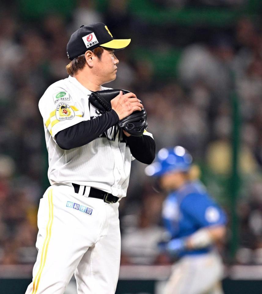 　８回、田宮（奥）に本塁打を浴びた津森