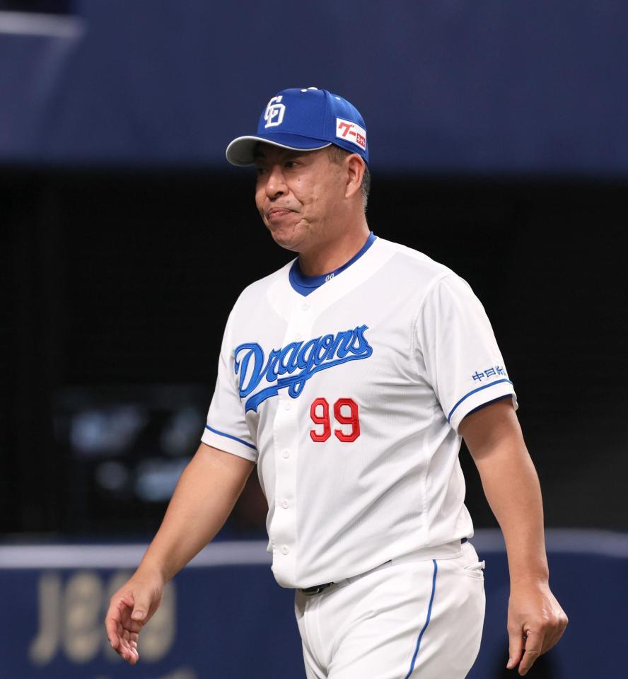　８回、選手交代を告げてベンチに戻る井上監督（撮影・北村雅宏）