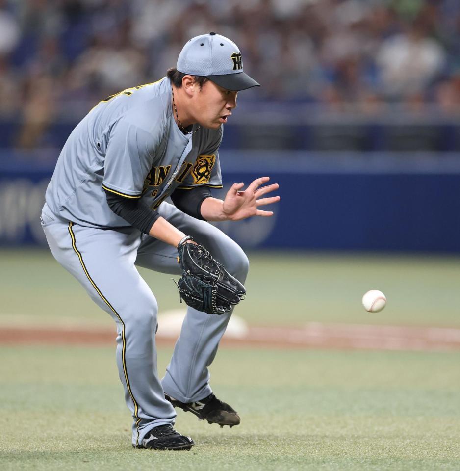 　９回、山本の打球を処理する桐敷（撮影・中田匡峻）