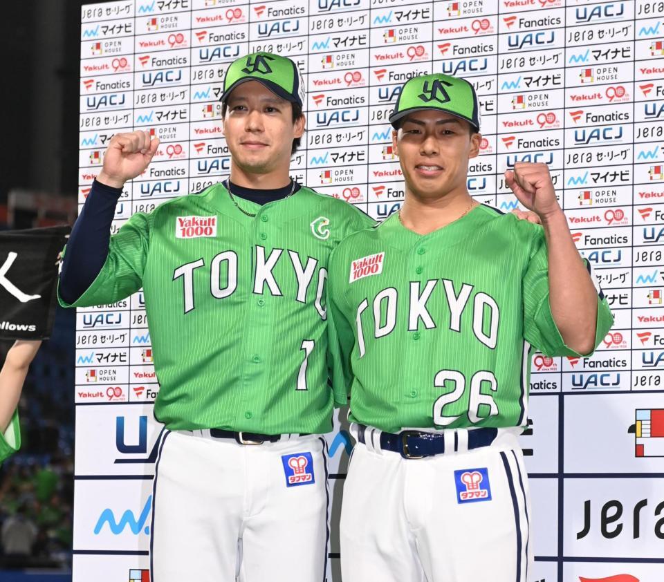 　今季初勝利を挙げた山野（右）とお立ち台でガッツポーズを決める山田（撮影・開出牧）